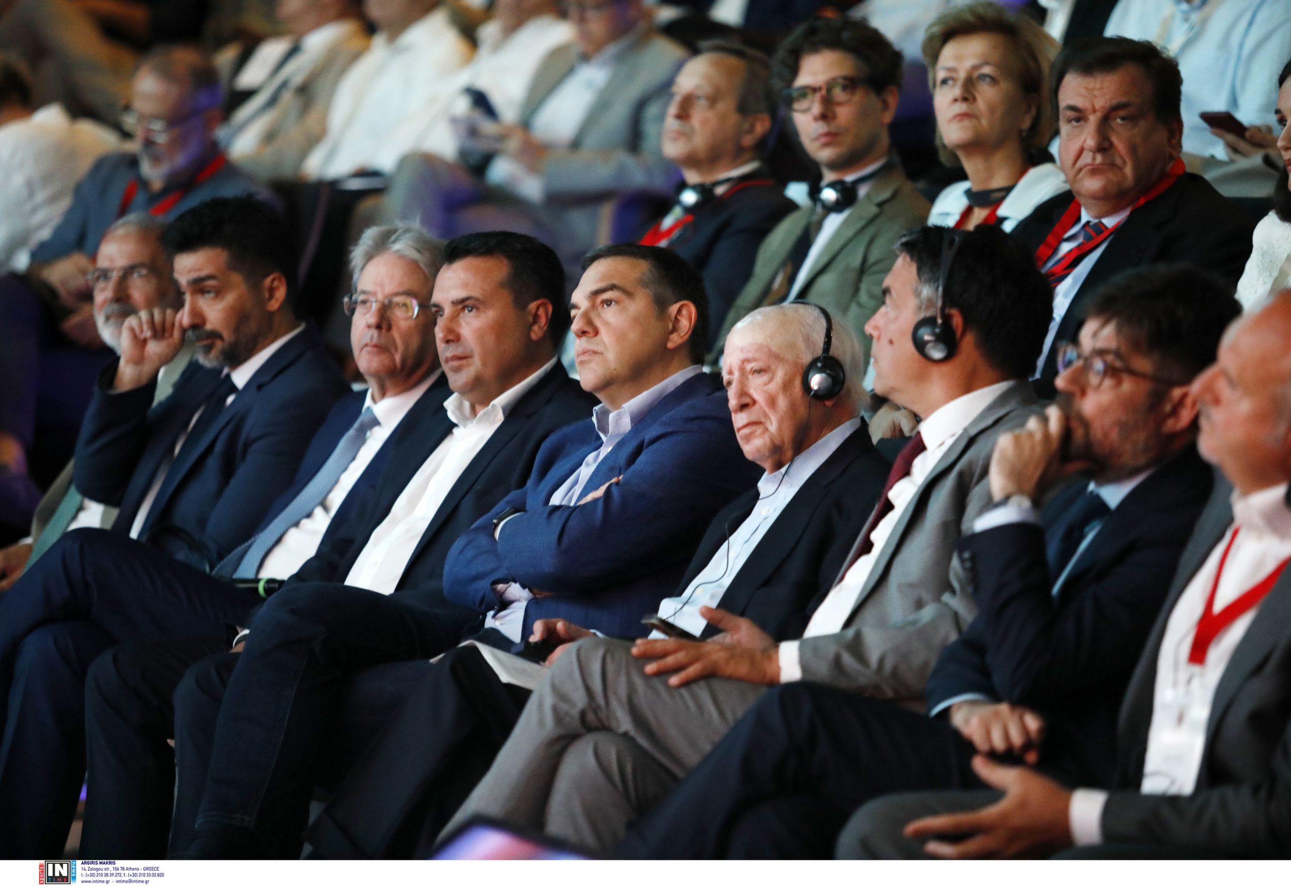 Ο Αλέξης Τσίπρας παρακολουθεί τις συζητήσεις με τον Ζόραν Ζάεφ.