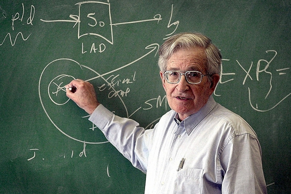 Νόαμ Τσόμσκι: Σε νοσοκομείο της Βραζιλίας με εγκεφαλικό επεισόδιο – Τι είπε η σύζυγός του