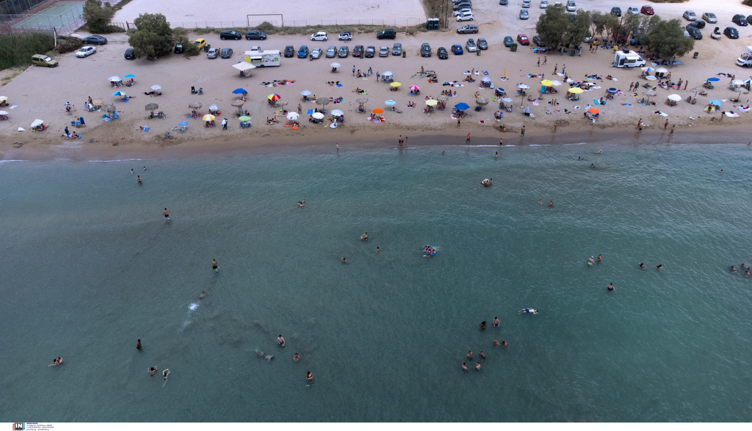 Βάρκιζα: Συνελήφθησαν 6 ανήλικοι για κλοπή – Άρπαξαν τις τσάντες άλλων παιδιών που έκαναν μπάνιο στη θάλασσα