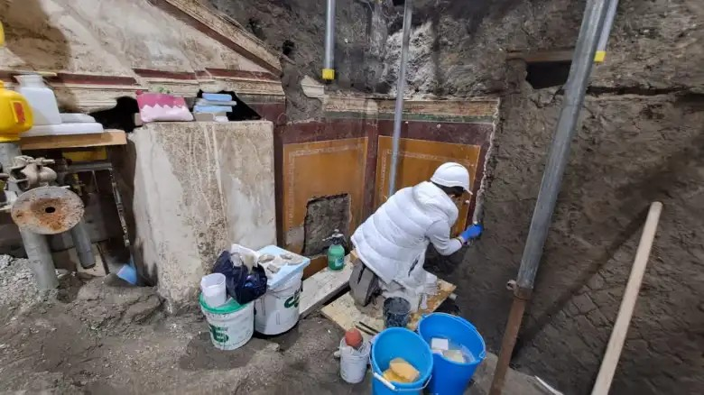 Αρχαιολόγοι που εργάζονται μέσα στο ιερό. Φώτο: Υπουργείο Πολιτισμού