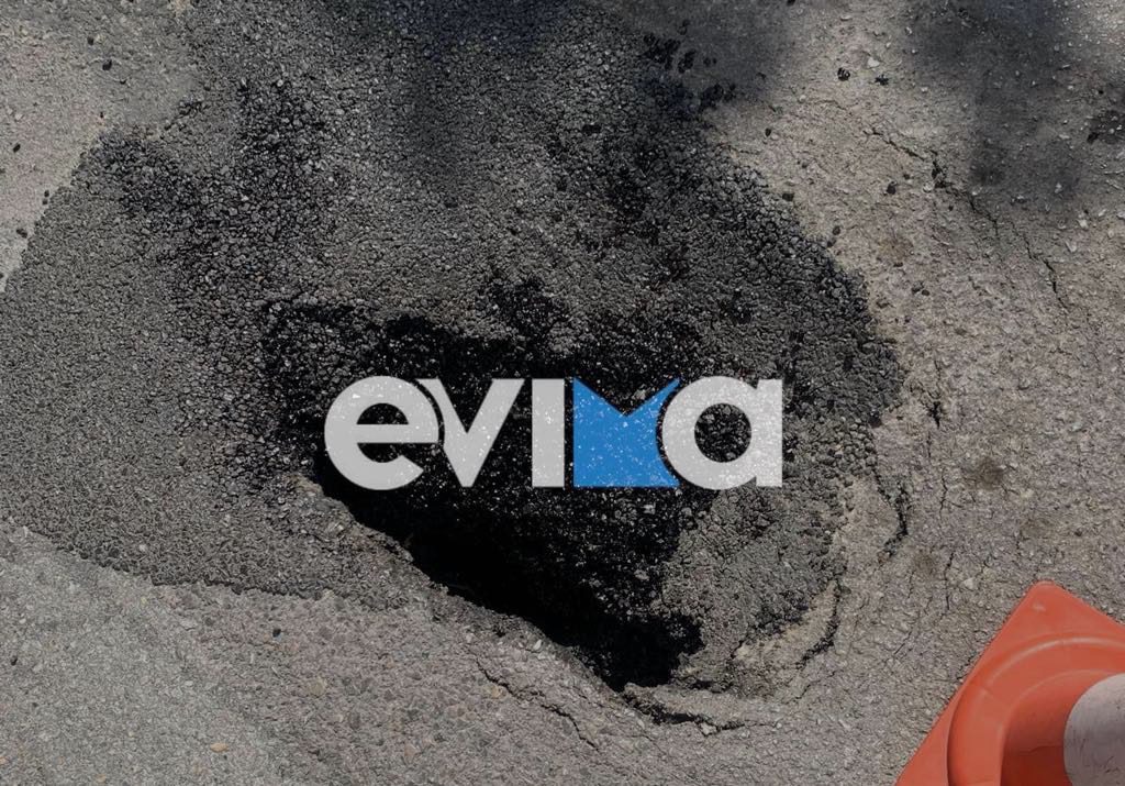 Χαλκίδα: Άνοιξε τρύπα ο δρόμος στην παραλία – Έπεσε μέσα μηχανάκι και ένας σερβιτόρος