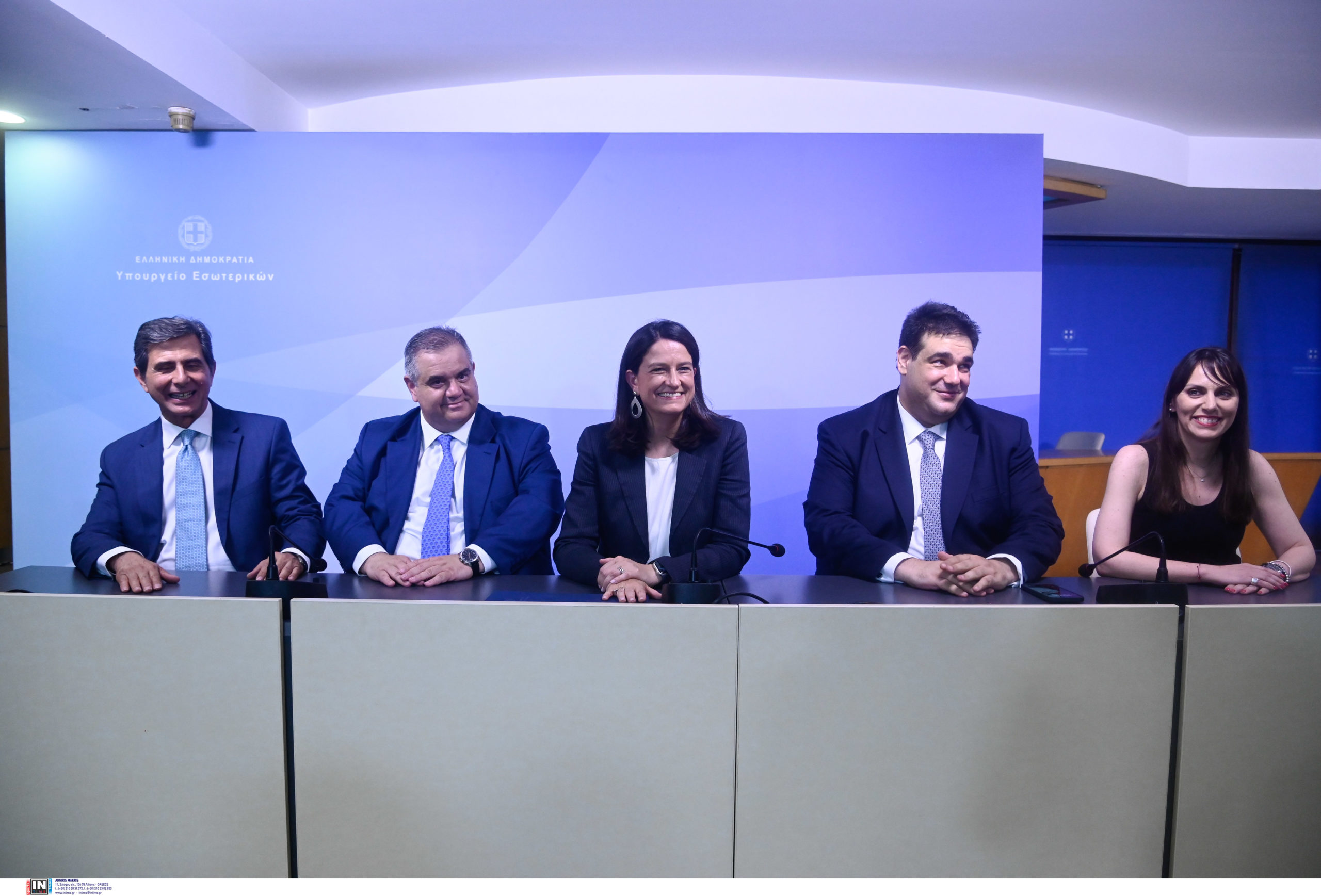 Σε θερμό κλίμα η αλλαγή σκυτάλης στο Υπουργείο Εσωτερικών – Οι δηλώσεις Κεραμέως και Λιβάνιου