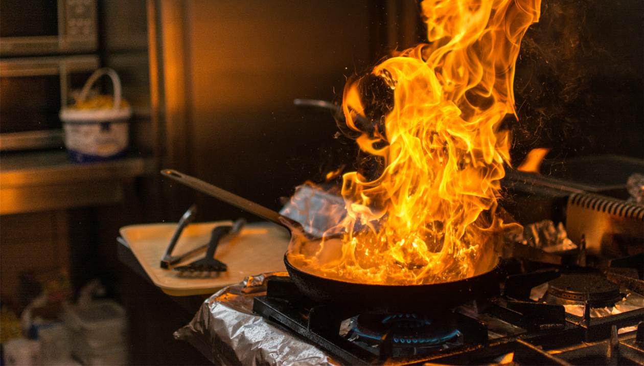 Χανιά: Πήρε φωτιά η κουζίνα την ώρα που μαγείρευε