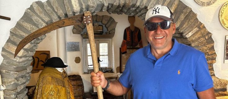 Γιώργος Λιάγκας στην Τήνο - Με τους γιους του