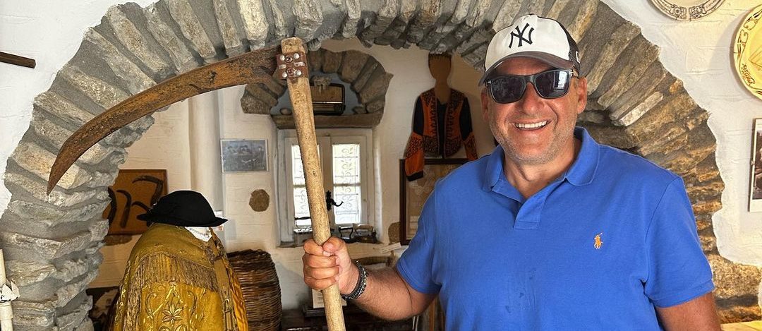 Γιώργος Λιάγκας στην Τήνο - Με τους γιους του