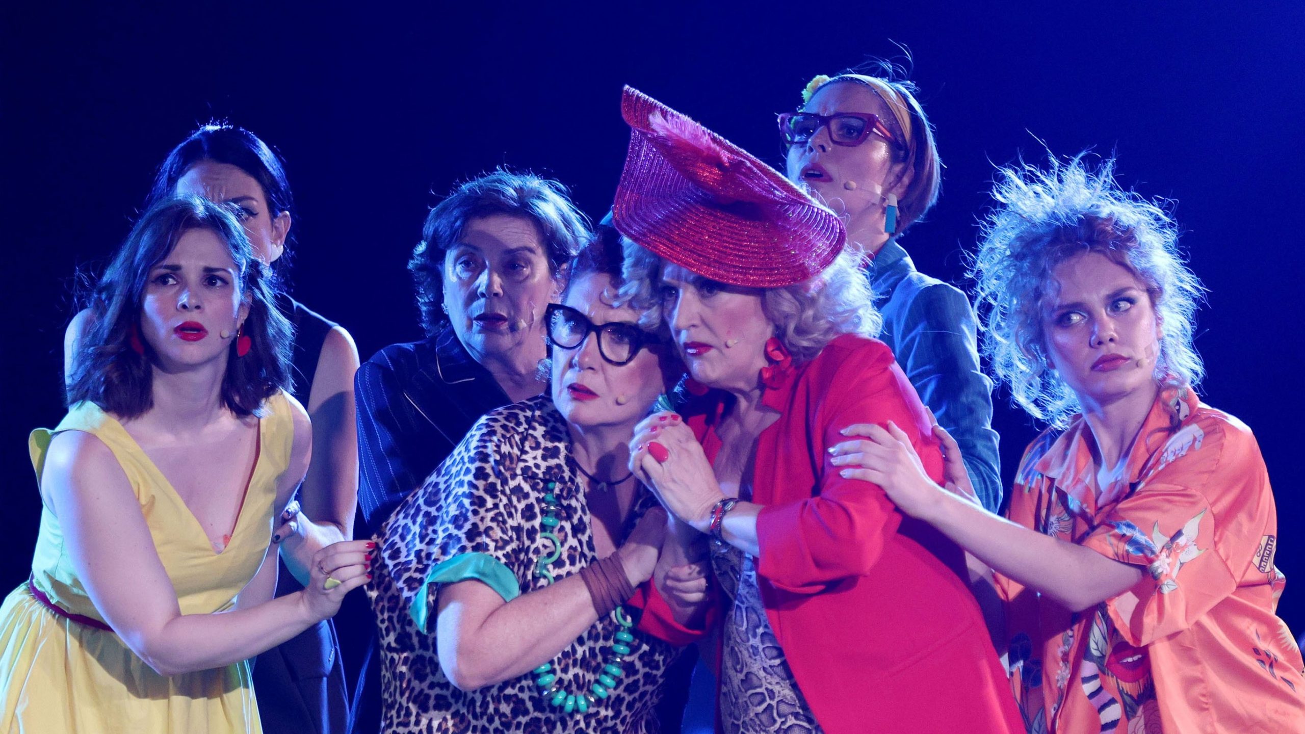 «8 γυναίκες»: Η sold out πρεμιέρα τους με διάσημους φίλους κοντά τους