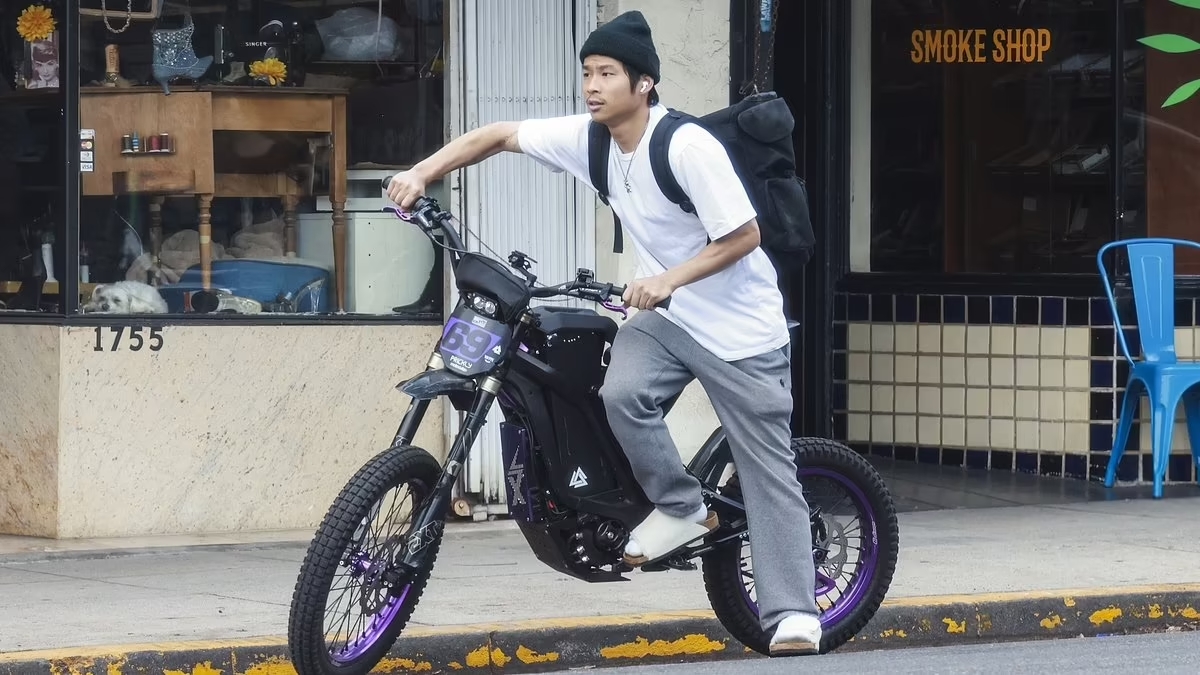 Στο νοσοκομείο ο γιος της Αντζελίνα Τζολί και του Μπράντ Πιτ – Είχε σοβαρό ατύχημα με το ηλεκτρικό του ποδήλατο