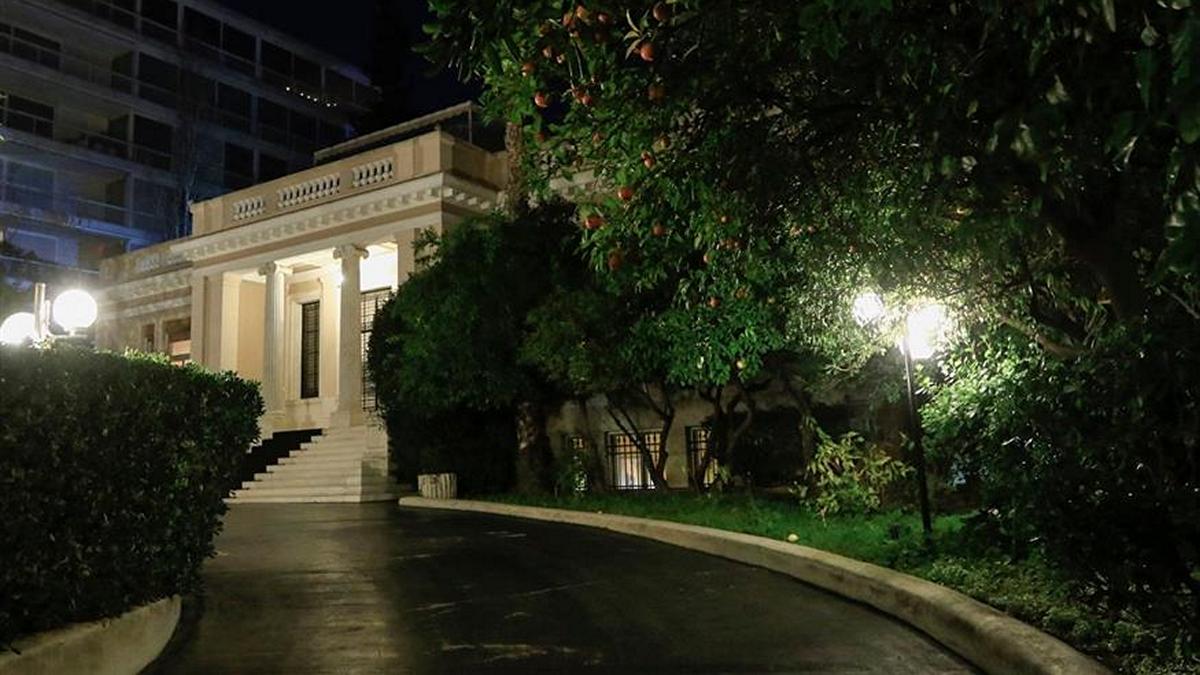 Κυβερνητικές πηγές μετά τις ομιλίες Σαμαρά και Καραμανλή: «Δεν σχολιάζουμε»