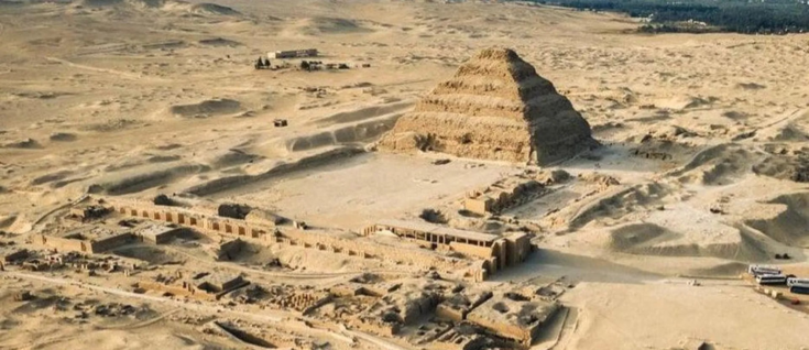 Εναέρια λήψη του συμπλέγματος και της Πυραμίδας του Ζοζέρ. Φωτογραφία: Yann Arthus Bertrand