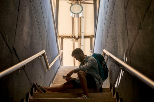 8 Διακριτικές συμπεριφορές των ανθρώπων που είναι συναισθηματικά κενοί αλλά το κρύβουν