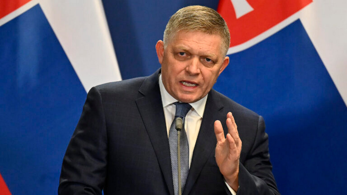 Σλοβακία: Πρώτη δημόσια εμφάνιση του Ρόμπερτ Φίτσο μετά την απόπειρα δολοφονίας του τον περασμένο Μάιο