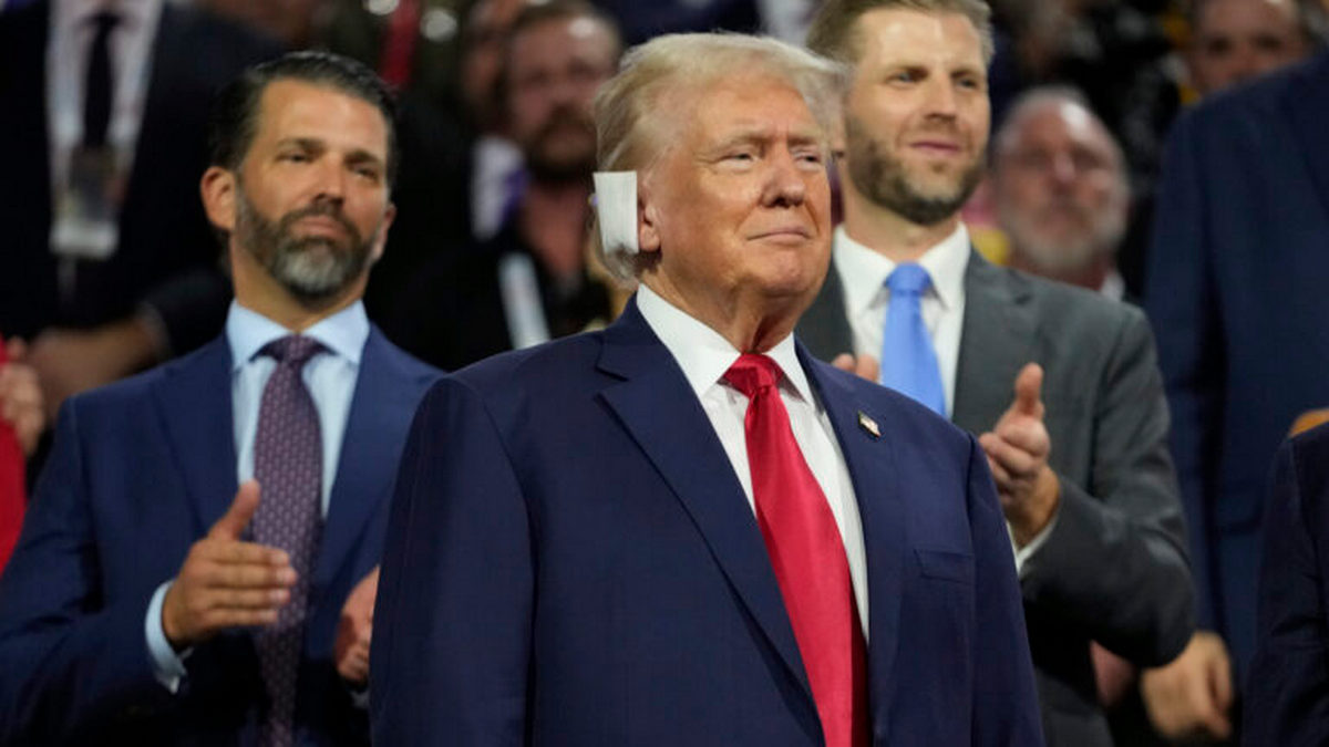 Πρώτη εμφάνιση Τραμπ μετά την απόπειρα δολοφονίας – Με επίδεσμο στο αυτί στο Συνέδριο των Ρεπουμπλικάνων