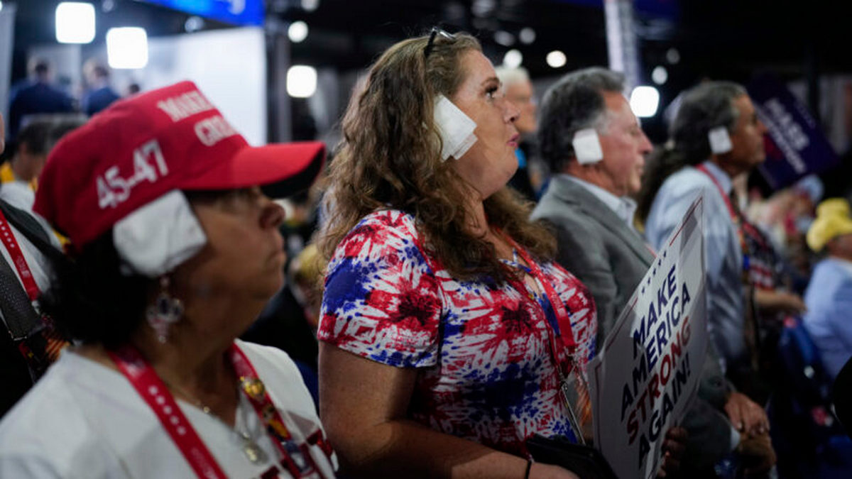 ΗΠΑ: Οπαδοί του Τραμπ εμφανίστηκαν με επίδεσμο στο δεξί αυτί στο Συνέδριο των Ρεπουμπλικανών