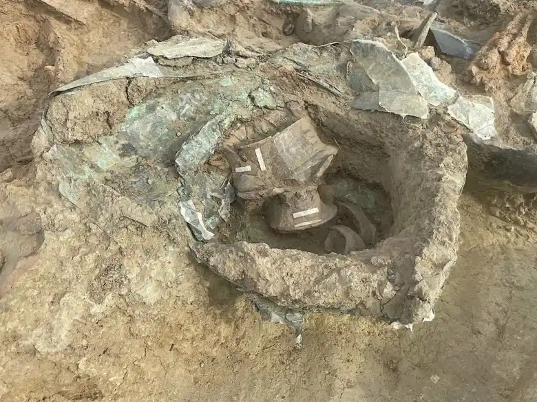 Άλλα τεχνουργήματα που ανακαλύφθηκαν στον τάφο.