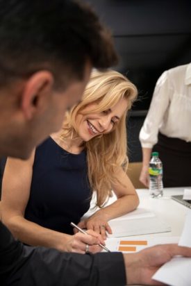 8 Χαρακτηριστικά των ανδρών που είναι πιθανότερο να κάνουν δεσμό στη δουλειά