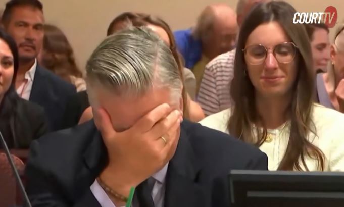 Άλεκ Μπάλντουιν: Ξέσπασε σε κλάματα μετά την απαλλαγή του από τις κατηγορίες για τον θανάσιμο πυροβολισμό στα γυρίσματα του Rust