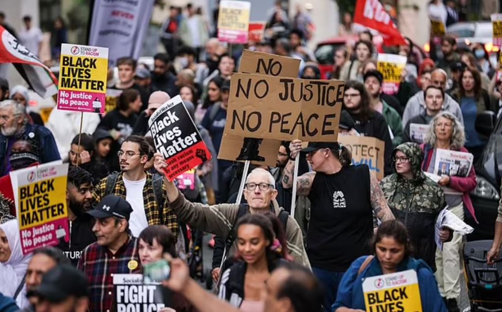 Βρετανία: Σάλος από την επίθεση αστυνομικών σε άνδρα στο αεροδρόμιο του Μάντσεστερ – Δεκάδες διαδηλωτές στο κέντρο της πόλης και στο αστυνομικό τμήμα