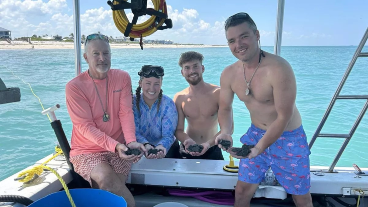 Τα μέλη του πληρώματος με τα νομίσματα.