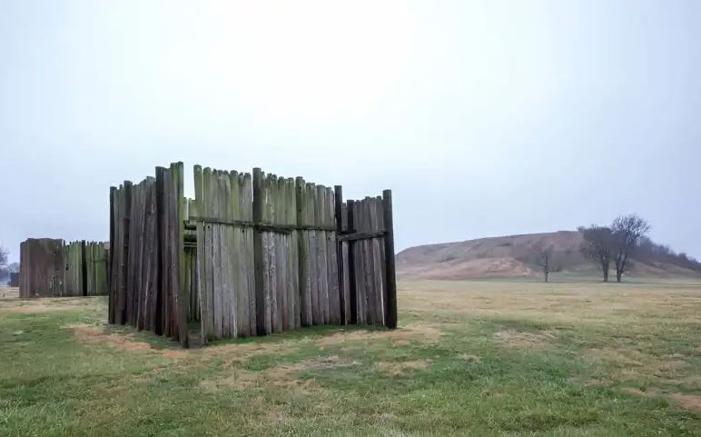 Τα λείψανα του πιο εξελιγμένου προϊστορικού πολιτισμού των ιθαγενών στο βόρειο Μεξικό διατηρούνται στον κρατικό ιστορικό χώρο Cahokia Mounds στο Ιλινόις.