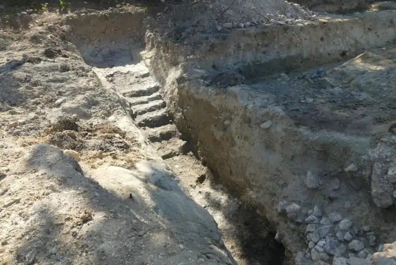 Άποψη του διαδρόμου προς την είσοδο της καμίνου.