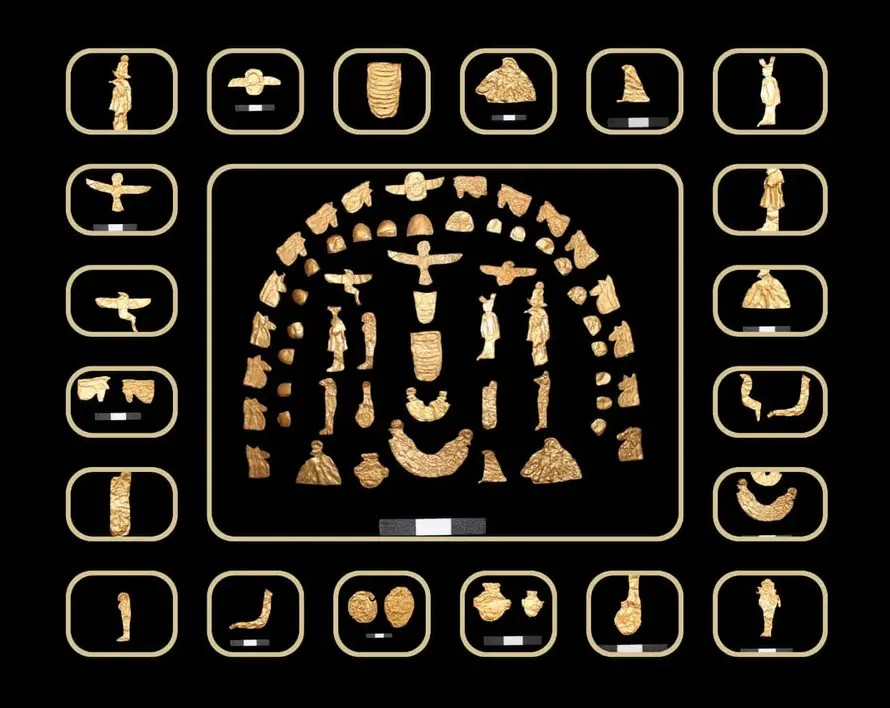 Κτερίσματα όπου απεικονίζονται σύμβολα καλοτυχίας, θρησκευτικά σύμβολα και αναπαραστάσεις αιγυπτιακών θεών. Φωτογραφία: Υπουργείο Τουρισμού και Αρχαιοτήτων της Αιγύπτου