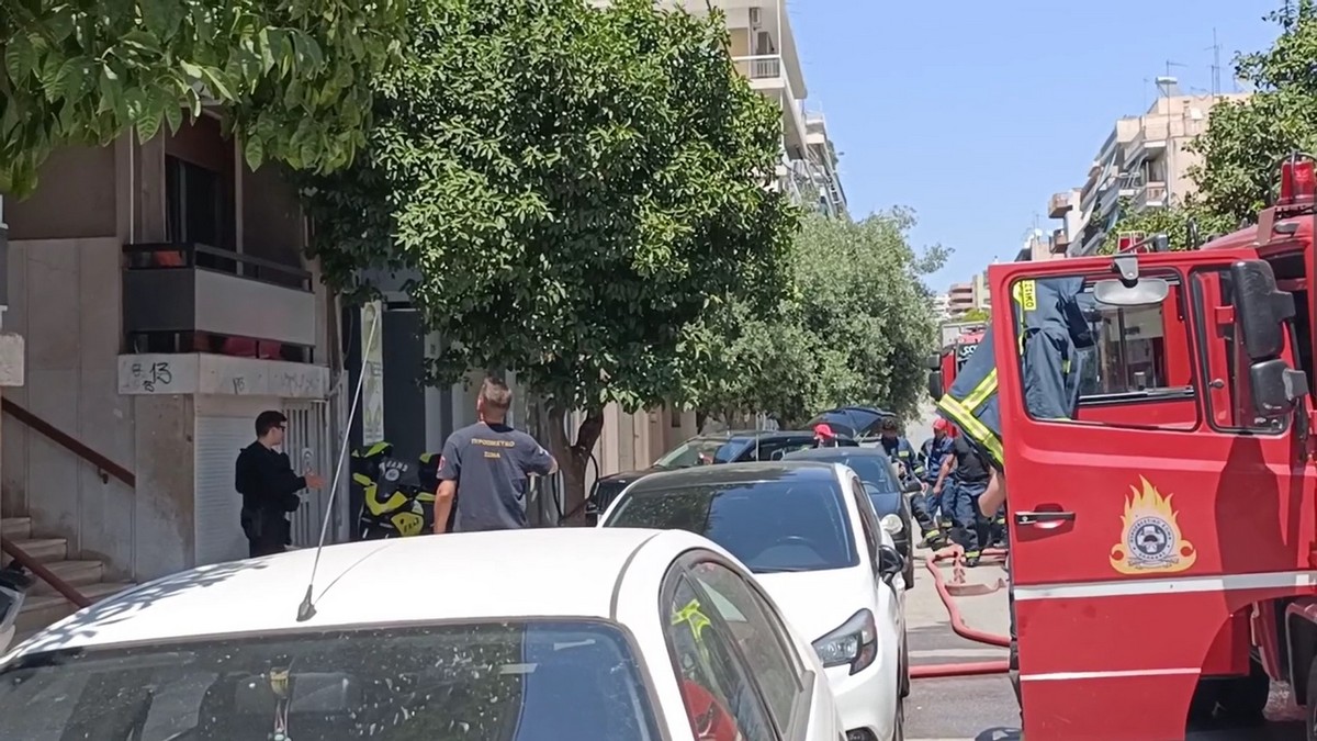 Καλλιθέα: Φωτιά σε διαμέρισμα δευτέρου ορόφου – Εντοπίστηκε νεκρό ένα σκυλάκι – ΒΙΝΤΕΟ