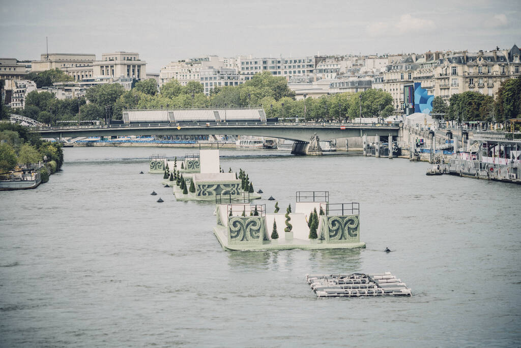 Ολυμπιακοί Αγώνες 2024: Υπό βροχή αρχίζει η τελετή έναρξης – Με ομπρέλες στις ουρές οι θεατές