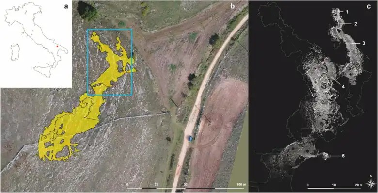 Γεωγραφική τοποθεσία του σπηλαίου Lamalunga στη νότια Ιταλία. α) Ορθοφωτογραφία με υπερτιθέμενο τον χάρτη του σπηλαίου. β) Το μπλε παραλληλόγραμμο δείχνει την τοπθεσία του βόρειου κλάδου γ) τρισδιάστατη μελέτη του βόρειου κλάδου με κάποια απ' τα ορόσημα που αναφέρονται στο κείμενο, αριθμημένα απ' τον βορά προς τον νότο 1. Η αψίδα του ανθρώπου 2.Είσοδος 3. Διάδρομος των ζώων 4. Δωμάτιο της ύαινας 5. Σημερινή είσοδος