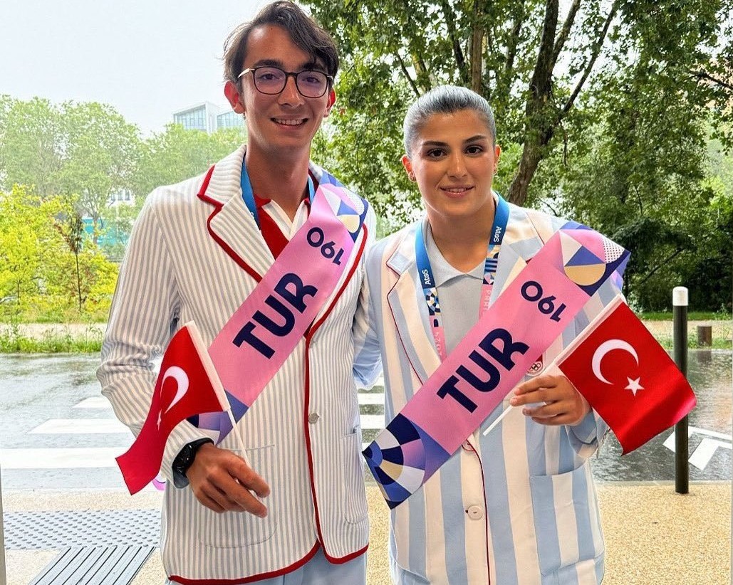 Ολυμπιακοί Αγώνες 2024: Οι αμφιλεγόμενες στολές της ομάδας της Τουρκίας – Οι διαμαρτυρίες και η ιδέα πίσω από το γαλανόλευκο ριγέ μοτίβο