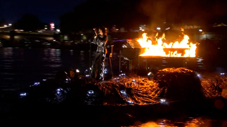 Ολυμπιακοί Αγώνες 2024: Το «Imagine» στα νερά του Σηκουάνα συνοδεία φλεγόμενου πιάνου