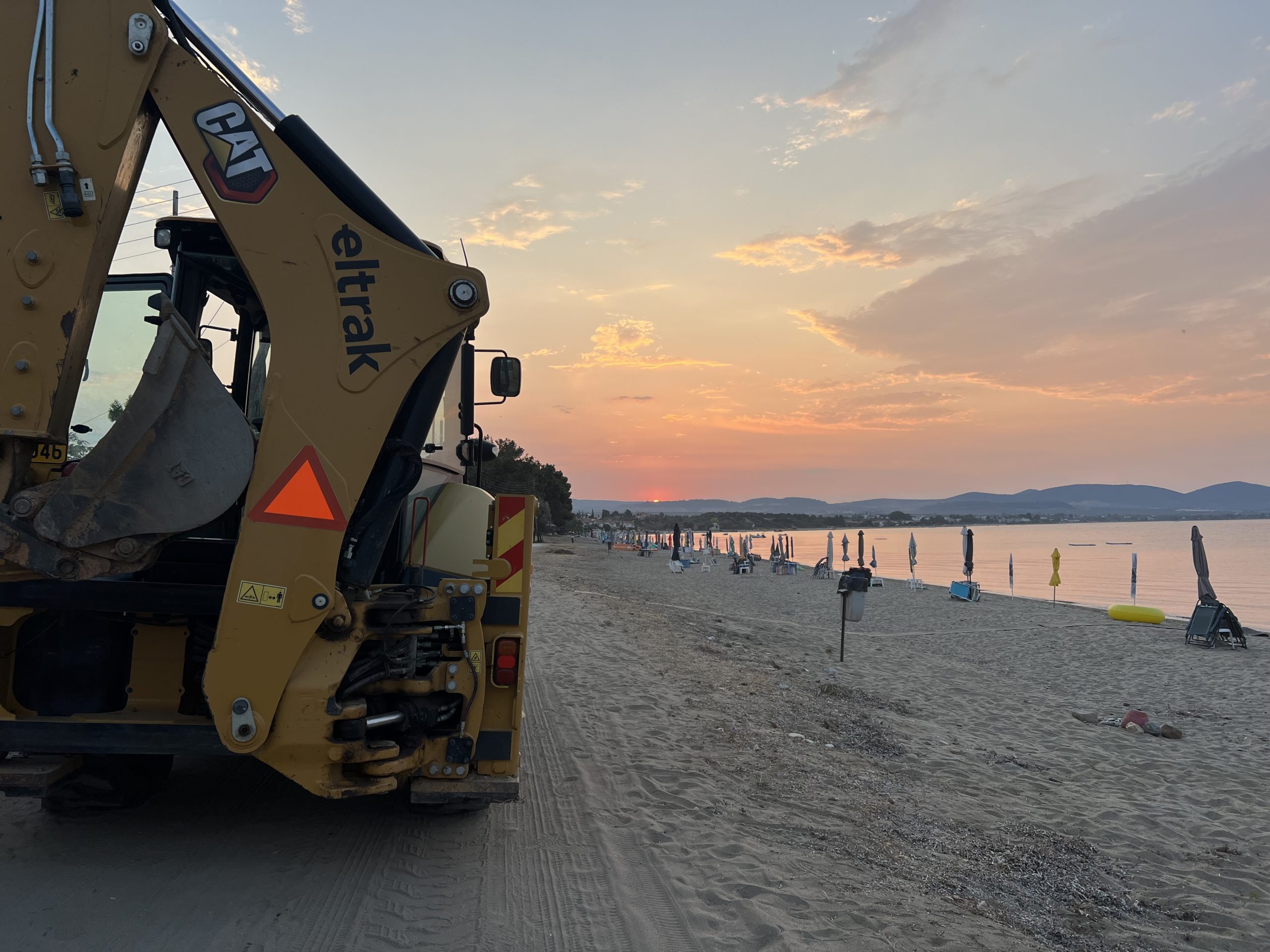 Χαλκιδική: Πάνω από 100 ξαπλώστρες και ομπρέλες απομακρύνθηκαν από την παραλία των Καλυβών – ΦΩΤΟ
