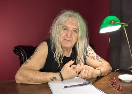 Νίκος Καρβέλας: «Αν γκρεμίσουμε τις εκκλησίες θα θεραπεύσουμε τη φτώχεια»