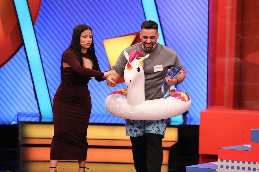 Παρκούρ με… βαλίτσες και βατραχοπέδιλα και μπαλόνια σε ποτήρια οι νέες δοκιμασίες για τα ζευγάρια