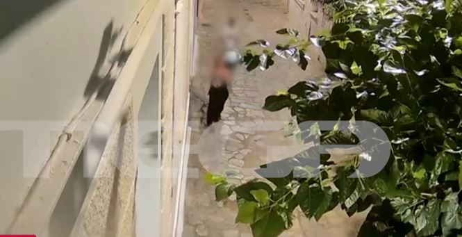 Βίντεο-σοκ: Η στιγμή που ο «δράκος» της Ομόνοιας επιτίθεται σε γυναίκα – Ανθρωποκυνηγητό για τον εντοπισμό του