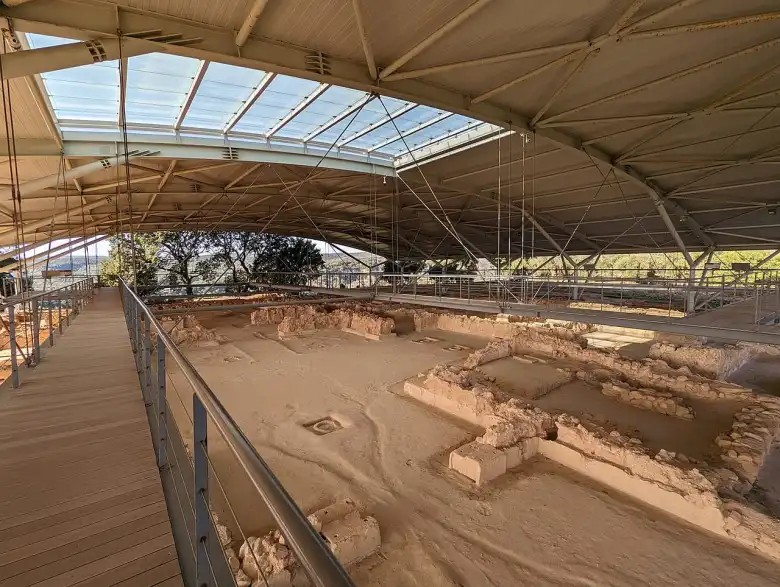 Αρχαιολογικά ευρήματα στο Ανάκτορο του Νέστορος στην Πύλο. Φωτογραφία: Julià Minguillón / Wikimedia Commons