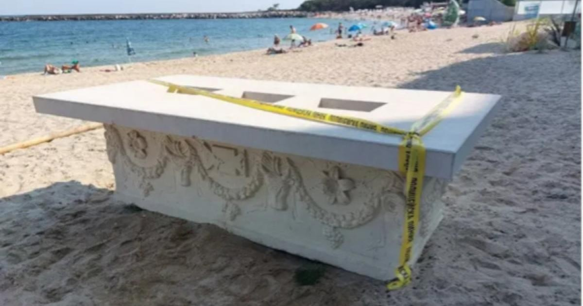 H σαρκοφάγος που βρέθηκε σε παραλία της Βουλγαρίας. Φωτογραφία: Υπουργείο Εσωτερικών της Βουλγαρίας