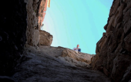 Ο Δρ. Yiftah Shalev, της ΙΑΑ, σε ένα τμήμα της τάφρου που άλλοτε χρησιμοποιούταν για την οχύρωση του Όρους του Ναού και του ανακτόρου της βιβλικής Ιερουσαλήμ. Φωτογραφία:Eliyahu Yanai, City of David