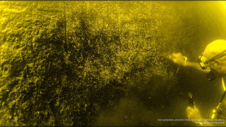 Επιγραφές και ανάγλυφα της περιόδου του Νέου Βασιλείου και της ύστερης περιόδου της Δυναστείας των Φαραώ ανακαλύφθηκαν στον βυθό του Νείλου, στην Ασουάν. Φωτογραφία: Cristian Craciun / Ministry of Tourism and Antiquities of Egypt