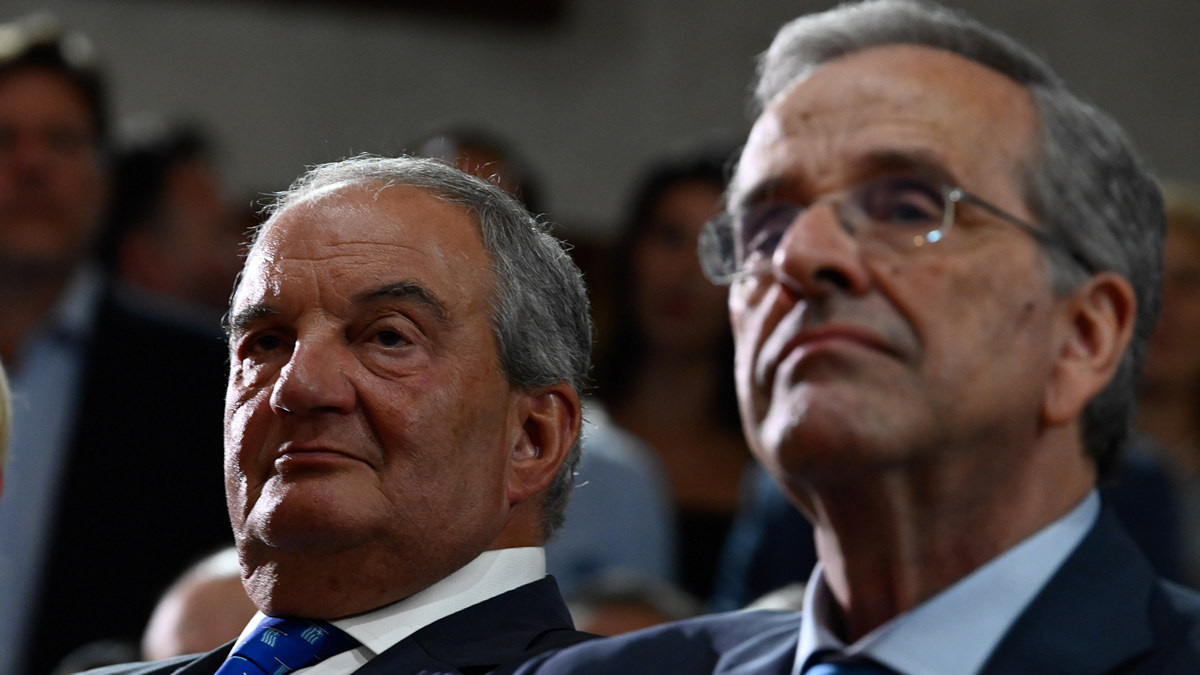 Ολομέτωπη επίθεση Σαμαρά σε Μητσοτάκη, «αιχμές» και από τον Καραμανλή – Τι απαντούν κυβερνητικές πηγές