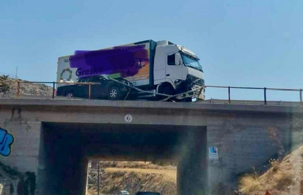 Τραγωδία στην Κρήτη: Νταλίκα έπεσε πάνω σε αγροτικό και μηχανή – Νεκρός ο δικυκλιστής