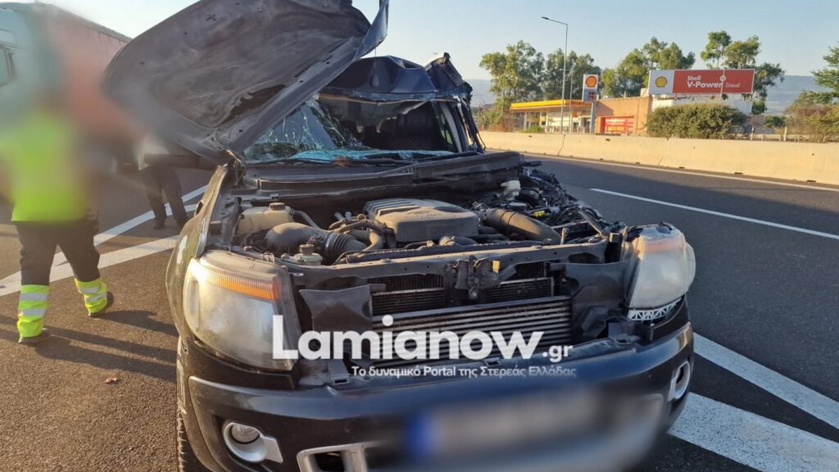 Σοβαρό τροχαίο στη Λαμία: Αγροτικό «καρφώθηκε» στο πίσω μέρος φορτηγού