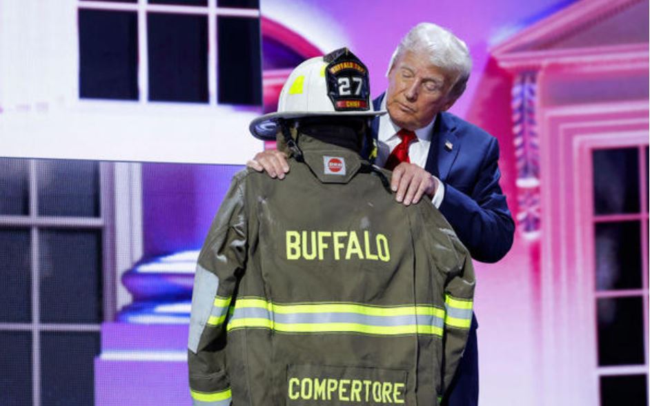 Ο Τραμπ φιλάει τη στολή του πυροσβέστη που σκοτώθηκε στην Πενσυλβάνια