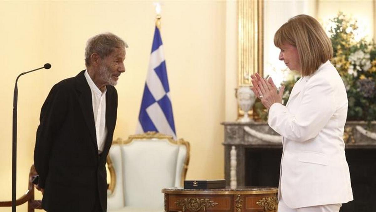 Σταύρος Ξαρχάκος: Το παράσημο του Ανώτερου Ταξιάρχη του Τάγματος της Τιμής απονεμήθηκε στον συνθέτη