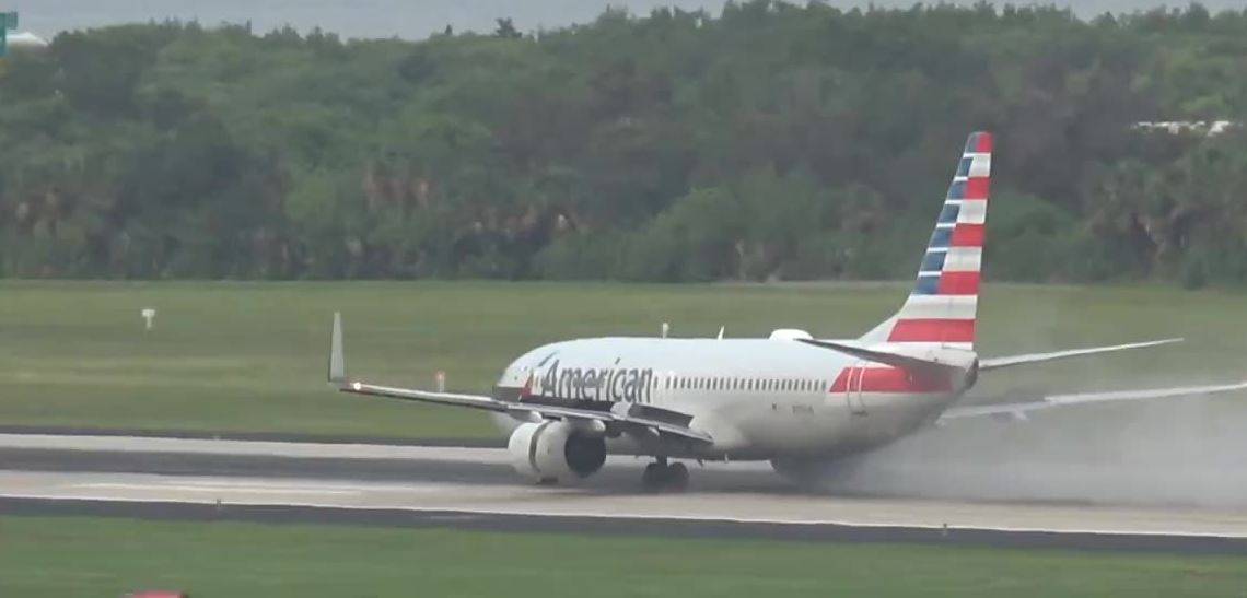 Βίντεο: Σκάνε τα λάστιχα του αεροπλάνου κατά την απογείωση – «Ακούσαμε κρότο και είδαμε φλόγες»
