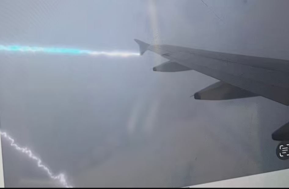 Αεροπλάνο χτυπήθηκε από κεραυνό: Έντρομοι οι επιβάτες – «Ήταν πτήση – κόλαση» – Δείτε βίντεο