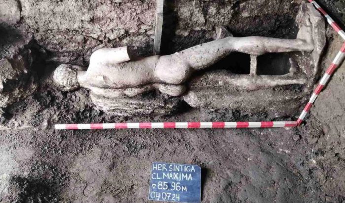 Το άγαλμα του θεού Ερμή ύψους 2 μέτρων που ανακαλύφθηκε στην Βουλγαρία.