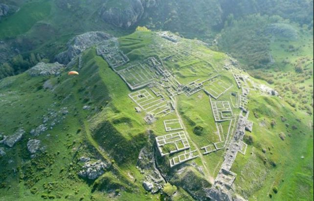 Πολλές πλάκες με κείμενα στην μυστηριώδη γλώσσα Καλασμά βρέθηκαν κατά τη διάρκεια των ανασκαφών μέσα και γύρω από τον Μεγάλο Ναό στη Χατούσα.