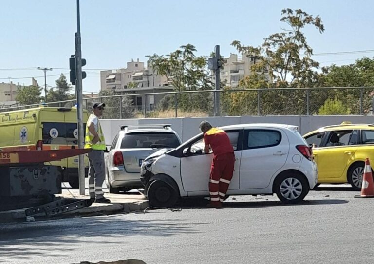 Αχαρνές: Σφοδρή σύγκρουση δύο οχημάτων στην είσοδο της Αττική Οδού – Ένας τραυματίας