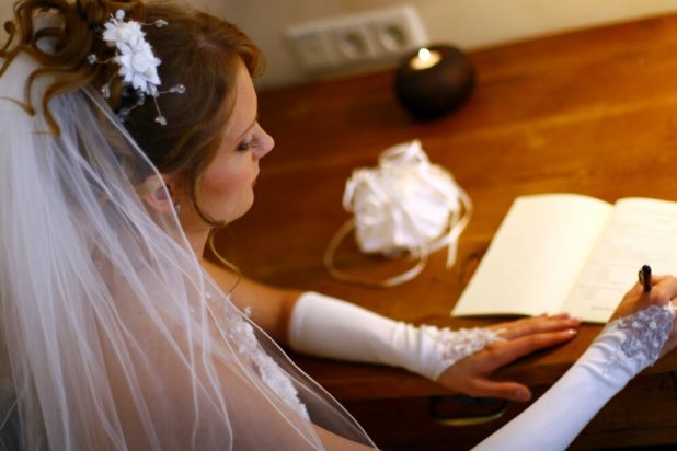 Νύφη θέλει ν’ ακυρώσει την πρόσκληση της γιαγιάς της στον γάμο της – «για έναν ασήμαντο λόγο»