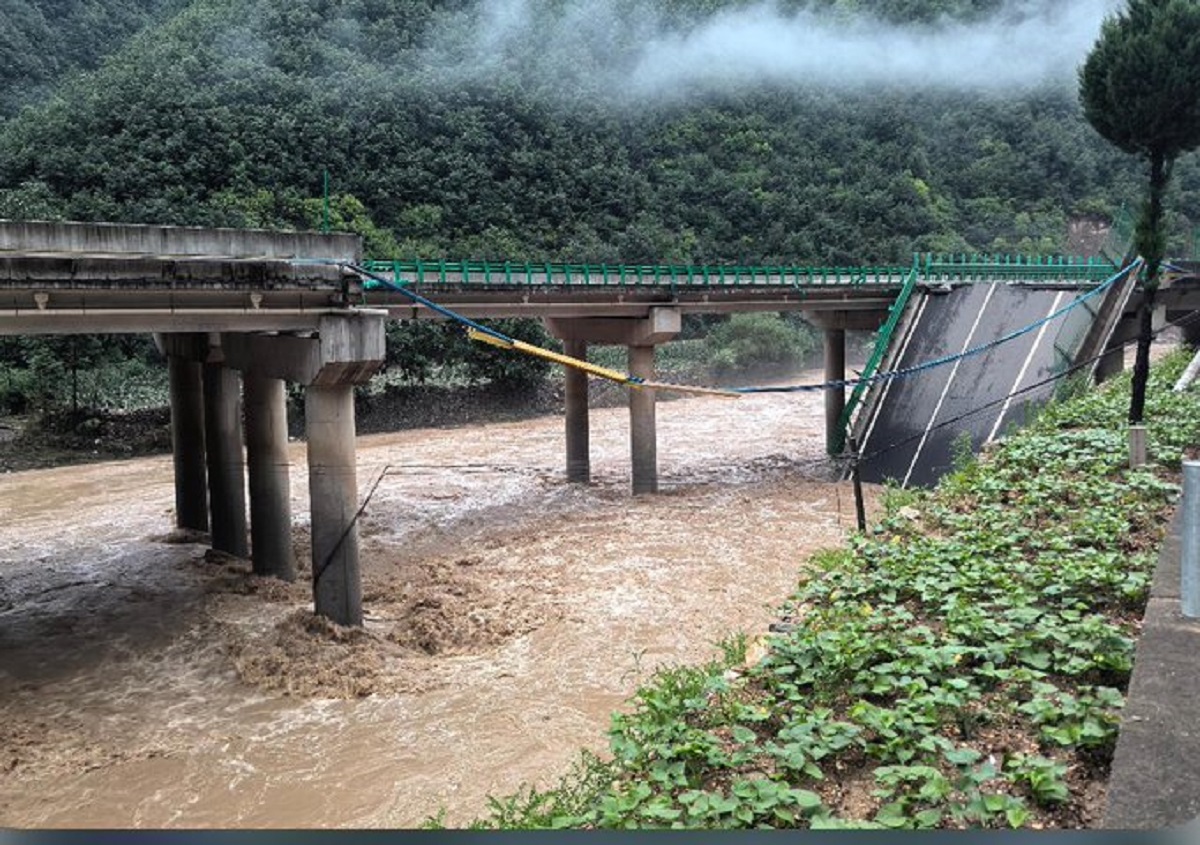 Καρέ – καρέ η κατάρρευση γέφυρας στην Κίνα: Τουλάχιστον 11 νεκροί και περισσότεροι από 30 αγνοούμενοι